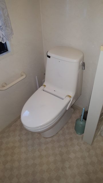タンク付きの古いトイレ