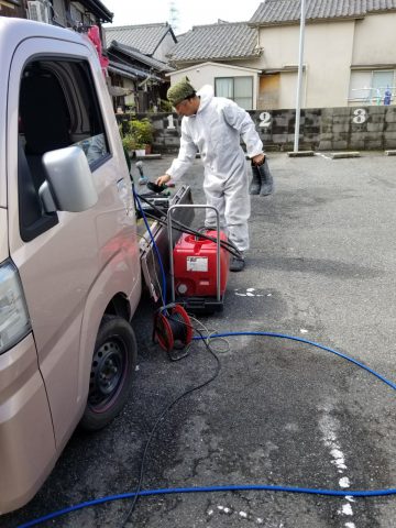 防蟻工事の準備中