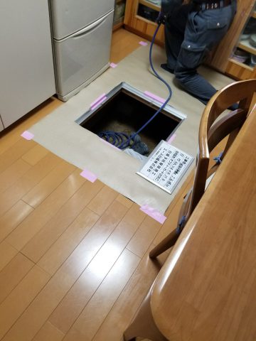 床下収納から入ります