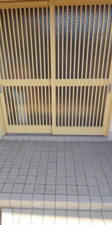 姫路市　玄関引戸の塗装