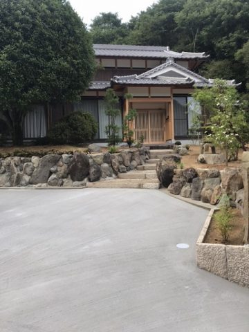 上郡町　和風の庭と駐車場