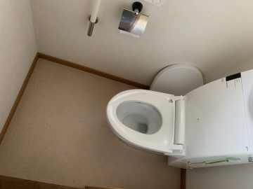 姫路市　トイレの床が変色している。
