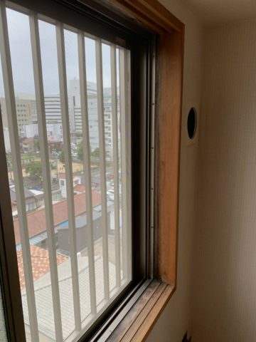 姫路市　結露や雨に濡れて変色した窓枠