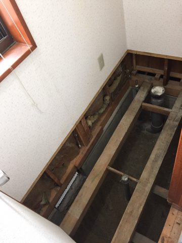 姫路市トイレ内のタイル床を解体します。