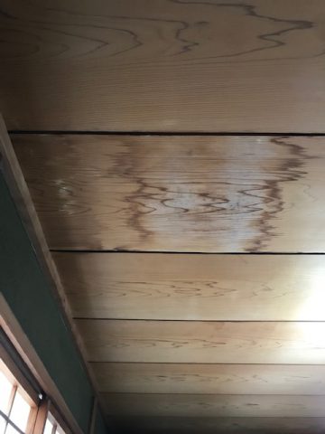 天井に雨漏りの跡