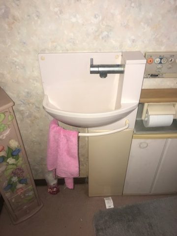 既存のトイレ内にある手洗器