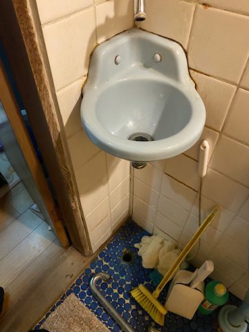 姫路市　トイレ隅付手洗い取替