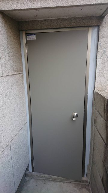姫路市　納屋の木製ドアをアルミ製へ交換