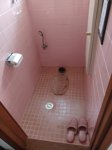 長い間使用したトイレを交換！施工中