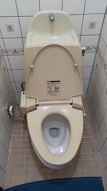 座りやすいトイレに！施工前