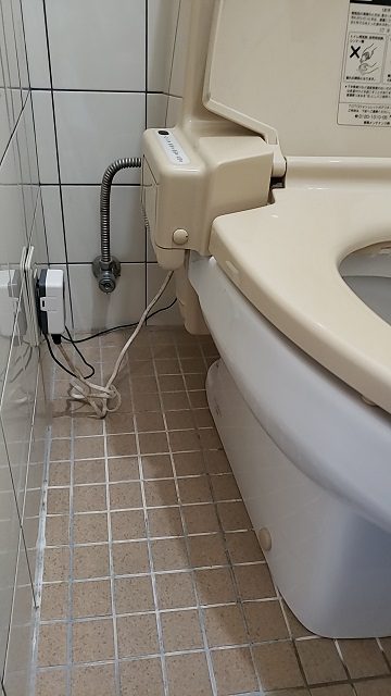 座りやすいトイレに！施工前