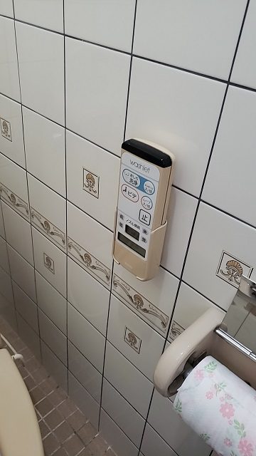 座りやすいトイレに！施工前