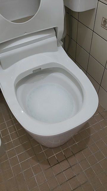 座りやすいトイレに！施工後