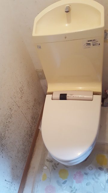 座りやすいトイレに取替！施工前