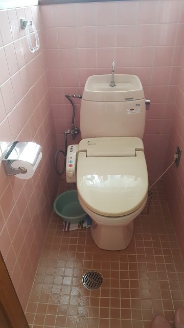 長い間使用したトイレを交換！施工前