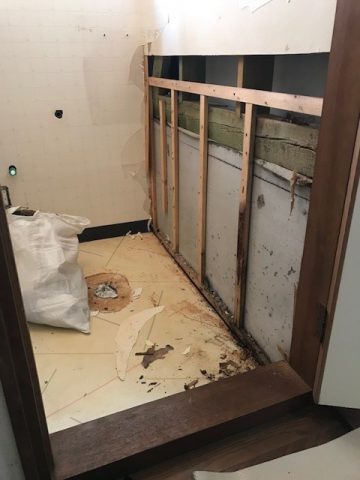 姫路市　トイレの壁がバタバタする