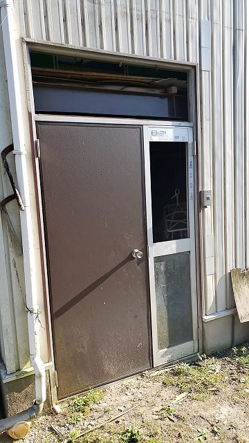 倉庫のドア取替工事　施工前
