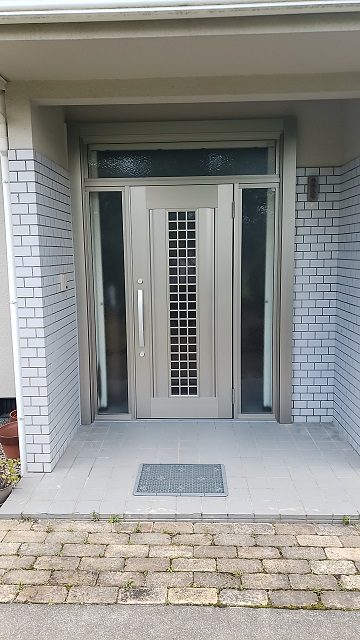 大きすぎる玄関ドア！施工後