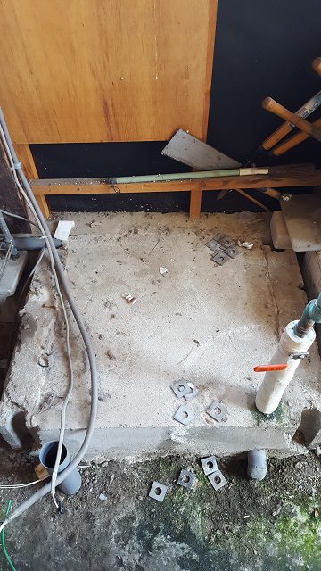 電気温水器取替工事　施工中
