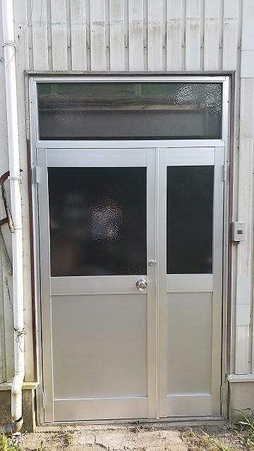 赤穂市　倉庫のドアを取替
