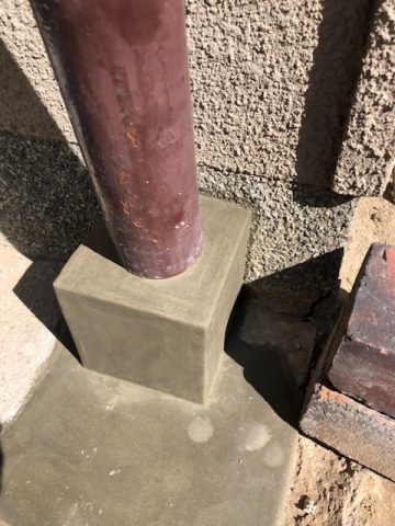 姫路市　玄関柱が錆びて折れてしまい補修