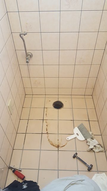 トイレ取替・小便器撤去　施工中