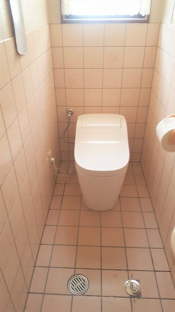 赤穂市　トイレ取替と小便器撤去