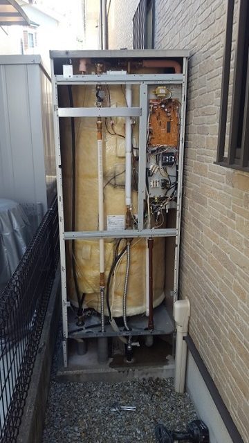 電気温水器からエコキュートに取替　施工中