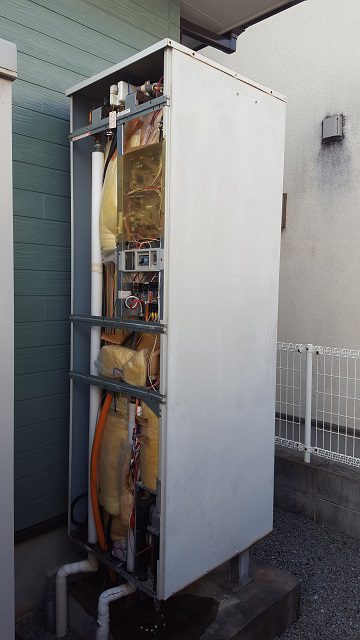 電気温水器からエコキュートに取替　施工中