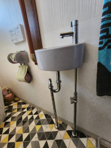 姫路市　トイレ手洗器の排水管から水漏れ