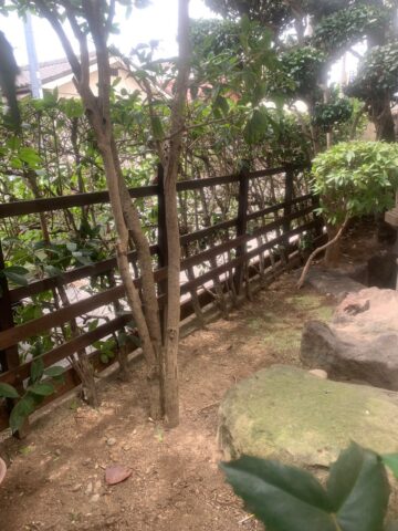姫路市　庭木の剪定と柵を取り付けました！
