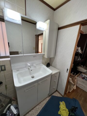 姫路市　蛇口の水漏れで洗面化粧台を交換