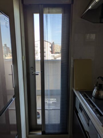 姫路市　マンション勝手口網戸の交換