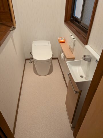 姫路市　トイレリフォームと廊下の床上張り工事