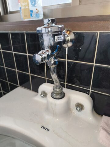 姫路市　小便器バルブ交換