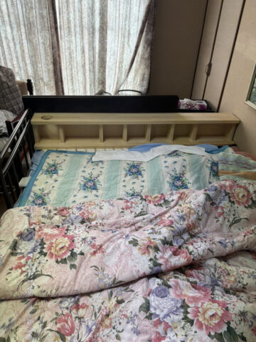 姫路市　ベットの枕元へ棚を作る