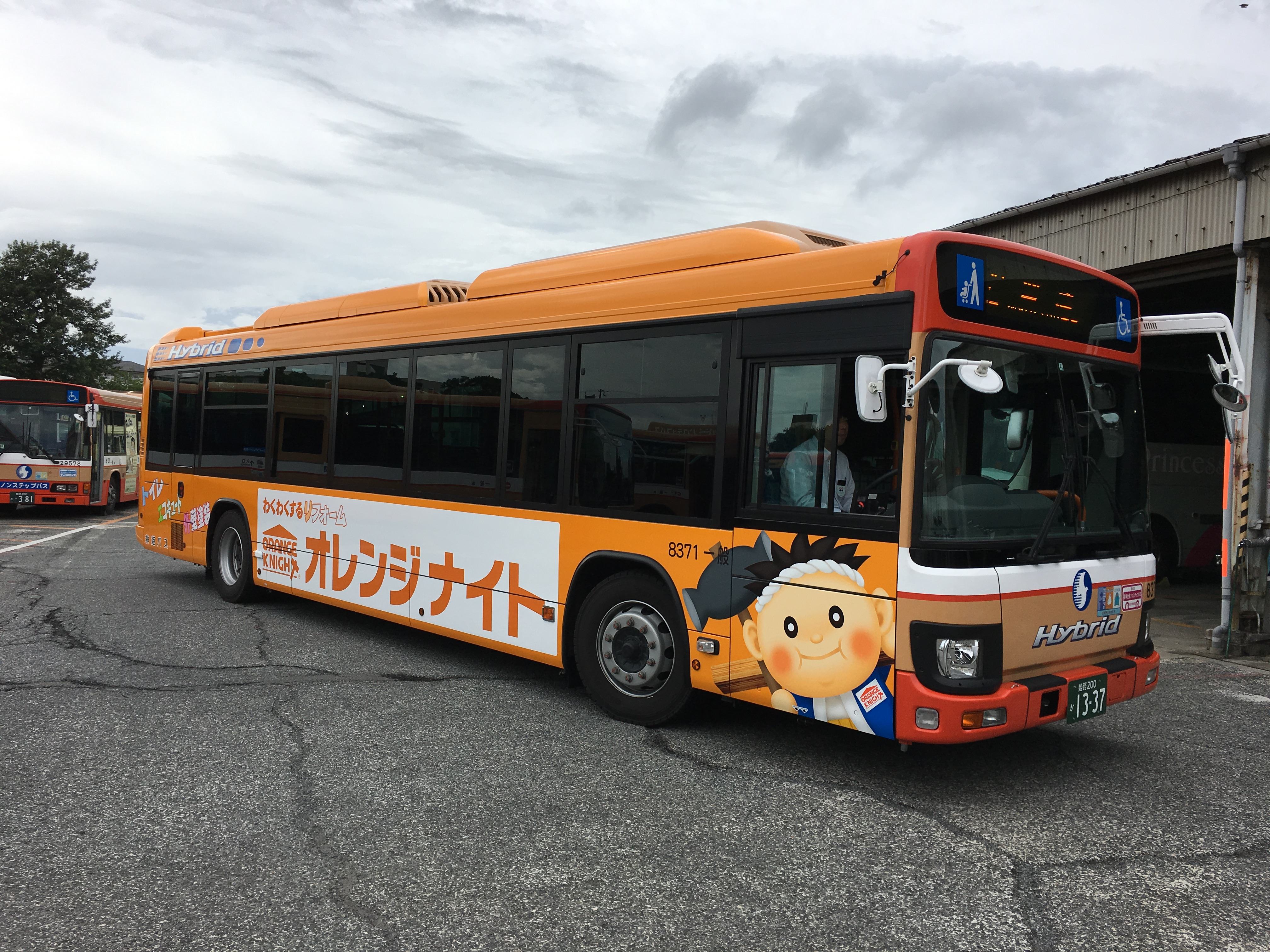 ７月２日より運行開始！神姫バスのオレンジナイ号です！新車のバスにフルラッピング広告で走っています！